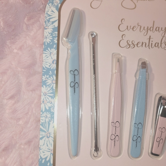 Jessica Simpson 5-Piece Personal Grooming Set. - Picture 5 of 8